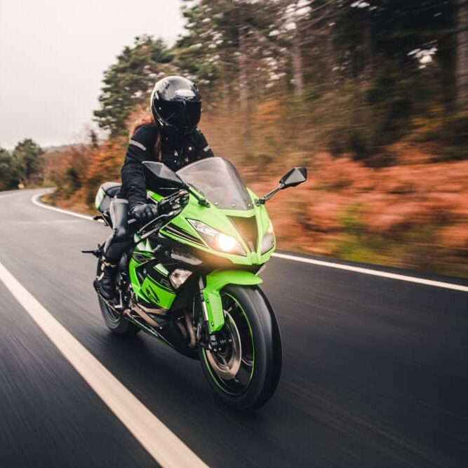 conduite-moto-neon-couleur-verte-route_compressed